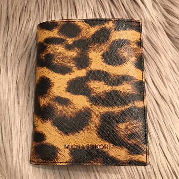 Michael Kors Handbags - 🆕MICHAEL KORS• Passport Wallet